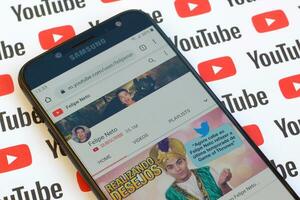 felipe neto ufficiale Youtube canale su smartphone schermo su carta Youtube sfondo. foto