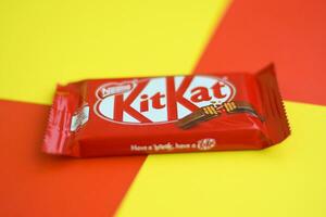 kit Kat cioccolato barre nel rosso involucro bugie su giallo e rosso sfondo. kit Kat creato di Rowntree di York nel unito regno e è adesso prodotta globalmente di annidarsi foto