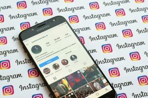 giusto lago di legname ufficiale instagram account su smartphone schermo su carta instagram striscione. foto