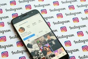 shawn ripara ufficiale instagram account su smartphone schermo su carta instagram striscione. foto