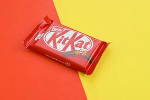 kit Kat cioccolato barre nel rosso involucro bugie su giallo e rosso sfondo. kit Kat creato di Rowntree di York nel unito regno e è adesso prodotta globalmente di annidarsi foto