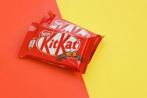 kit Kat cioccolato barre nel rosso involucro bugie su giallo e rosso sfondo. kit Kat creato di Rowntree di York nel unito regno e è adesso prodotta globalmente di annidarsi foto