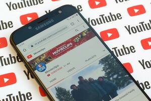 filmati ufficiale Youtube canale su smartphone schermo su carta Youtube sfondo. foto