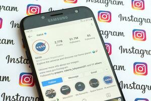 nasa ufficiale instagram account su smartphone schermo su carta instagram striscione. foto