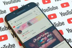 taylor veloce ufficiale Youtube canale su smartphone schermo su carta Youtube sfondo. foto