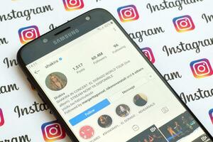 shakira ufficiale instagram account su smartphone schermo su carta instagram striscione. foto