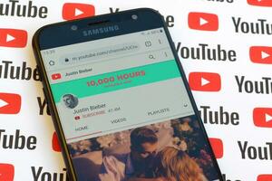 giusto bieber ufficiale Youtube canale su smartphone schermo su carta Youtube sfondo. foto