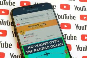 luminosa lato ufficiale Youtube canale su smartphone schermo su carta Youtube sfondo. foto