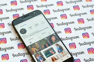 oltre una volta ufficiale instagram account su smartphone schermo su carta instagram striscione. foto