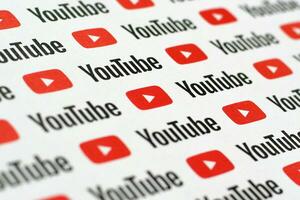 Youtube modello stampato su carta con piccolo Youtube loghi e iscrizioni. Youtube è Google filiale e americano maggior parte popolare condivisione video piattaforma foto