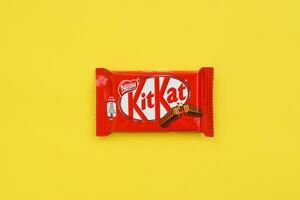 kit Kat cioccolato bar nel rosso involucro bugie su giallo sfondo. kit Kat creato di Rowntree di York nel unito regno e è adesso prodotta globalmente di annidarsi foto