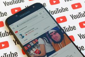 juegerman ufficiale Youtube canale su smartphone schermo su carta Youtube sfondo. foto