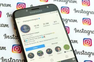 campioni lega ufficiale instagram account su smartphone schermo su carta instagram striscione. foto