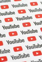 Youtube modello stampato su carta con piccolo Youtube loghi e iscrizioni. Youtube è Google filiale e americano maggior parte popolare condivisione video piattaforma foto