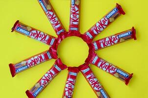 kit Kat cioccolato barre nel rosso involucro bugie su giallo sfondo. kit Kat creato di Rowntree di York nel unito regno e è adesso prodotta globalmente di annidarsi foto