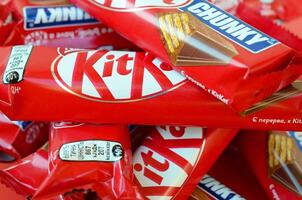 kit Kat è un' cioccolato coperto wafer bar creato nel 1911 di Rowntree di York, Inghilterra. annidarsi quale acquisito Rowntree nel 1988 adesso vende kit Kat globalmente foto