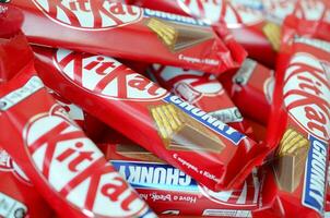 kit Kat è un' cioccolato coperto wafer bar creato nel 1911 di Rowntree di York, Inghilterra. annidarsi quale acquisito Rowntree nel 1988 adesso vende kit Kat globalmente foto