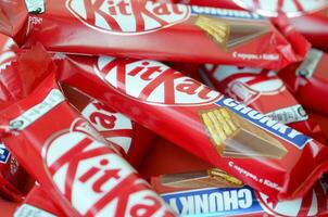 kit Kat è un' cioccolato coperto wafer bar creato nel 1911 di Rowntree di York, Inghilterra. annidarsi quale acquisito Rowntree nel 1988 adesso vende kit Kat globalmente foto