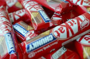 kit Kat è un' cioccolato coperto wafer bar creato nel 1911 di Rowntree di York, Inghilterra. annidarsi quale acquisito Rowntree nel 1988 adesso vende kit Kat globalmente foto