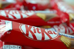 kit Kat è un' cioccolato coperto wafer bar creato nel 1911 di Rowntree di York, Inghilterra. annidarsi quale acquisito Rowntree nel 1988 adesso vende kit Kat globalmente foto