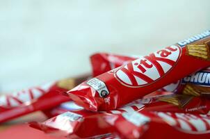 kit Kat è un' cioccolato coperto wafer bar creato nel 1911 di Rowntree di York, Inghilterra. annidarsi quale acquisito Rowntree nel 1988 adesso vende kit Kat globalmente foto