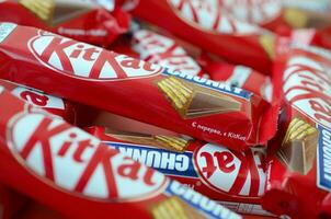 kit Kat è un' cioccolato coperto wafer bar creato nel 1911 di Rowntree di York, Inghilterra. annidarsi quale acquisito Rowntree nel 1988 adesso vende kit Kat globalmente foto