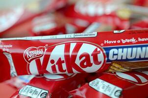 kit Kat è un' cioccolato coperto wafer bar creato nel 1911 di Rowntree di York, Inghilterra. annidarsi quale acquisito Rowntree nel 1988 adesso vende kit Kat globalmente foto