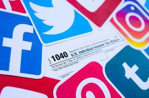 1040 noi individuale reddito imposta ritorno modulo con stampato logo di molti sociale reti. Facebook instagram Youtube Tumblr cinguettio Pinterest foto