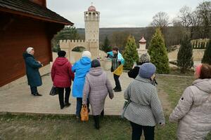 ternopil, Ucraina - aprile 2, 2023 persone con bandiera durante missione nel complesso di ucraino Gerusalemme nel il mari spirituale centro di zarvanytsia nel il terebovlya quartiere di il ternopil foto