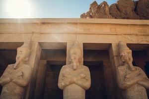 Statua del grande faraone egiziano nel tempio di Luxor, Egitto foto