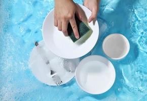 ciotola di ceramica di lavaggio della mano della donna in acqua. foto