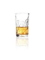 whisky in bicchierino su sfondo bianco foto
