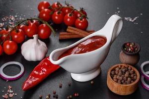 salsa rossa o ketchup in una ciotola e ingredienti per cucinare foto