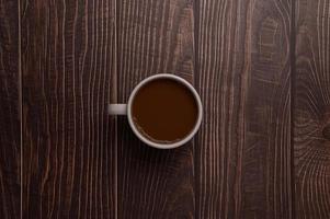 tazza da caffè su fondo in legno foto