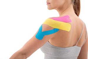 bendaggio funzionale dinamico con nastro adesivo sulla spalla femminile isolata foto