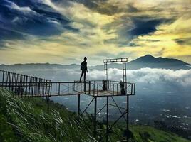 le mattine bellezza nel natura persona godendo costiero paesaggio con oceano e montagna visualizzazioni mozzafiato costiero architettura armonizza con sereno natura e sbalorditivo visualizzazioni. foto