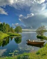 tranquillo scena nel natura foresta riflessione su lago tranquillo foresta lago con riflessa alberi, chiaro cielo, e sereno atmosfera. foto