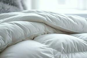 bellissimo lusso confortevole bianca cuscino e coperta su letto decorazione. lusso bianca giù consolatore concetto di ai generato foto