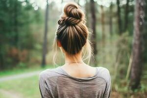 un' bellissimo sposa con un' ciambella acconciature per lungo capelli Guarda a partire dal Indietro. un' femmina acconciatura posteriore Visualizza concetto di ai generato foto