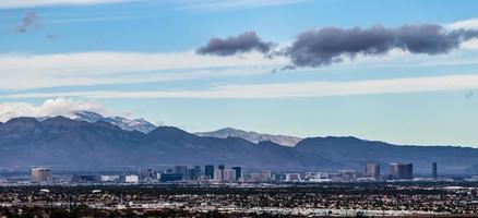 las vegas città circondata da montagne di roccia rossa e valle di fuoco foto