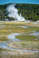 eruzione del vecchio fedele geyser nel parco nazionale di Yellowstone foto