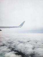 la vista dal finestrino dell'aereo foto