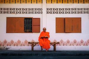 i monaci in thailandia stanno leggendo libri foto