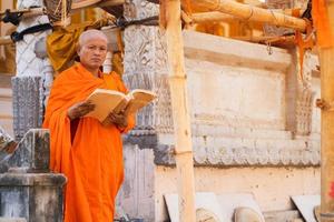 i monaci in thailandia stanno leggendo libri foto