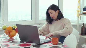 videochiamata della donna caucasica sul computer portatile, streaming di formazione webinar online, conferenza in conversazione chat web a distanza. lavoro da casa. foto