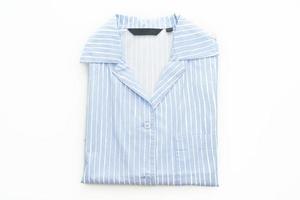 maglietta blu con striscia bianca isolata su sfondo bianco foto