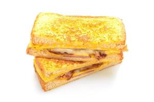 French toast prosciutto, pancetta e panino al formaggio con uova isolate su sfondo bianco foto