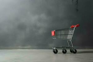 composizione di nero Venerdì shopping carrello con regalo scatole o borse su buio sfondo e copia spazio concetto di ai generato foto