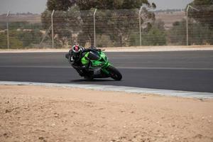 città, campagna, mmm gg, aaaa - competizione motociclistica in una pista foto