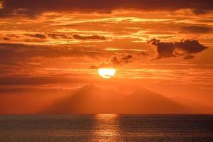 bellissimo tramonto arancione dorato sull'oceano. foto